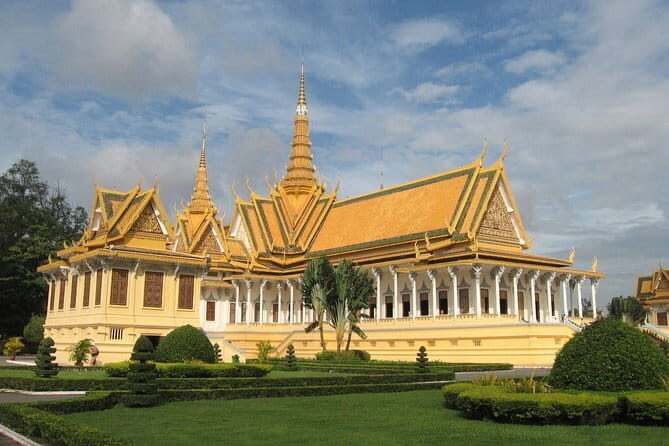 A Day Trip to Angkor Wat, Bayon, Taprohm from Phnom Penh - Stop 1: Angkor Wat without the guesswork