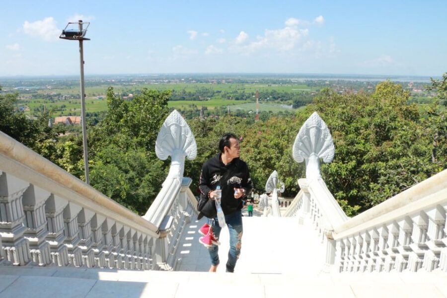 From Phnom Penh: Oudongk Mountain and Koh Chen Island Tour - Oudongk Mountain: The Stupa, the Views, and the 5,000 Buddhas