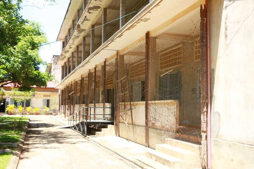 Full Day Phnom Penh City Tour with Private vehicle and guide - The Killing Fields and 129 Mass Graves: Plan for a Heavy Hour