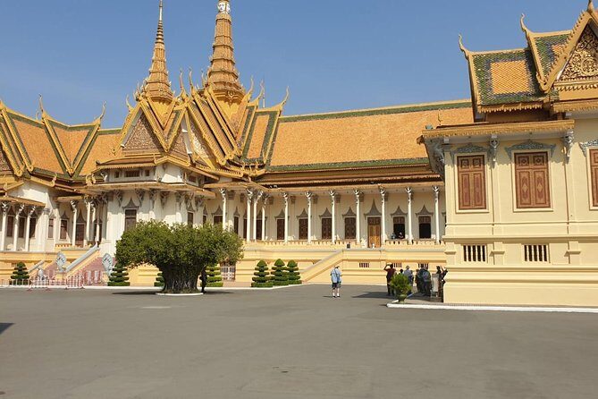 Half-Day Royal Palace, Wat Phnom & Independence Monument Tour - Wat Phnom on One of Phnom Penh’s Few Hills
