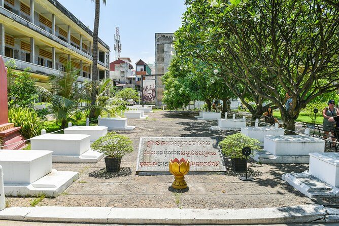 Killing Fields and Prison S21 Bus Tour - Choeung Ek Killing Fields: memorial pacing and audio options