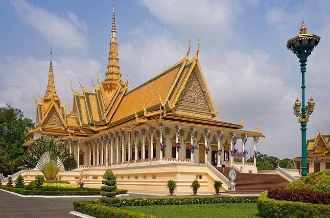 MotoGirl - Day Tour - Stop 2: National Museum With a Prehistory-to-Khmer Timeline