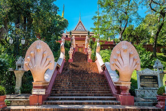 One Day Private Guide Tours History in Phnom Penh Incl. admission - Wat Phnom and Wat Ounalom: old monasteries in a modern city