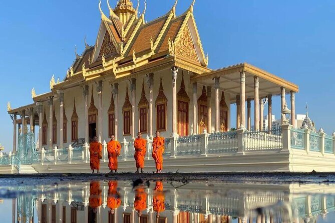Oudong Mountain and Phnom Penh Full Day Private Tour - Wat Ounalom: one more Buddhist layer in the city center