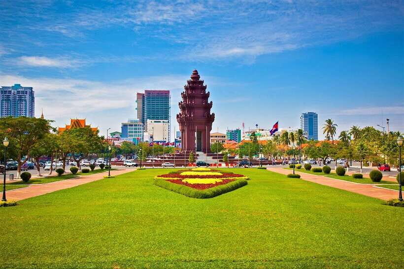 Oudong Mountain & Phnom Penh Full Day Private Tour - Wat Phnom and Wat Ounalom: two religious stops with different vibes