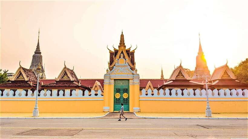 Oudong Mountain & Phnom Penh Full Day Private Tour - Monuments and statues: Independence and Sihanouk Norodom