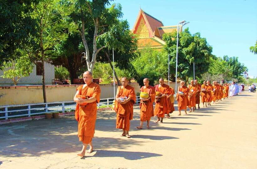 Oudong Mountain & Phnom Penh Full Day Private Tour - Royal Palace and Silver Pagoda: start with the most symbolic setting