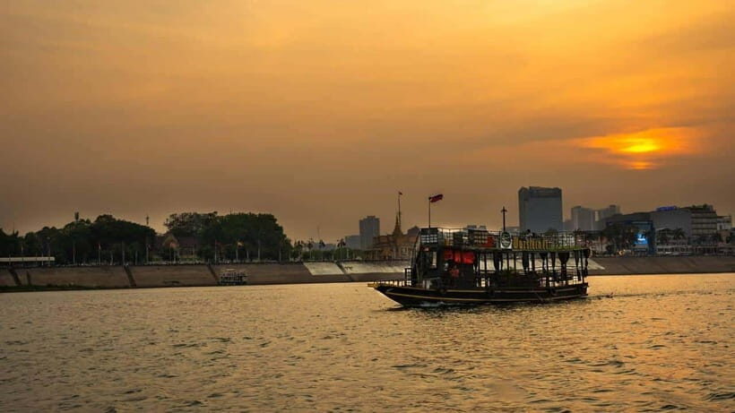 Phnom Penh: Authentic Walking Food Tour with Local Guide - Royal Palace Park: where the evening changes texture