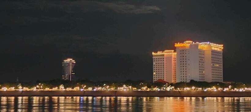 Phnom Penh: City Sights Evening or Half day Tour by Tuk Tuk - Royal Palace: outside at night or inside in daylight
