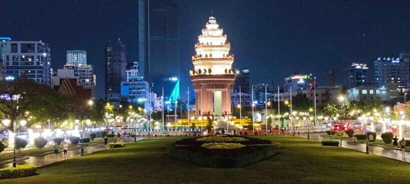Phnom Penh: City Sights Evening or Half day Tour by Tuk Tuk - Central Market shopping in the half-day tour
