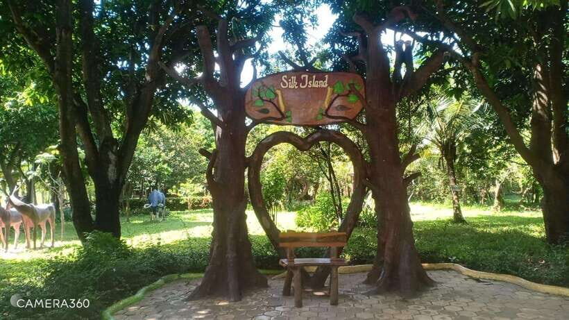 Phnom Penh: City & Silk Island Full or Half Day Tour - Wat Ounalom: a quiet pocket with older roots