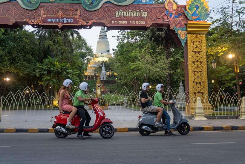 Phnom Penh: City & Silk Island Haft Day or Full Day Tour - Independence Monument and Central Market: Modern Phnom Penh, Two Different Moods
