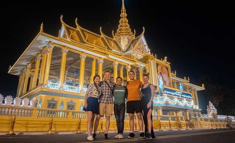 Phnom Penh: Evening City Tour by Tuk Tuk with 1 Dinner - Phnom Penh Post Office: your first photo stop in the old quarter