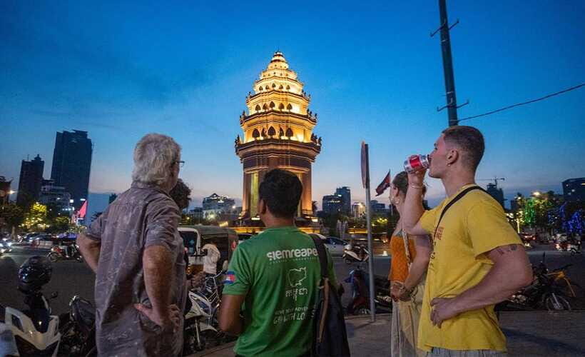 Phnom Penh: Evening City Tour by Tuk Tuk with 1 Dinner - Wat Phnom: quick spiritual stop, clear guide context