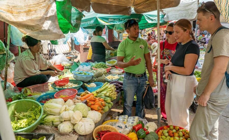 Phnom Penh Evening Food Tour -On Promotion Price limit Offer - Romdeng Restaurant: your Khmer curry and noodle warm-up