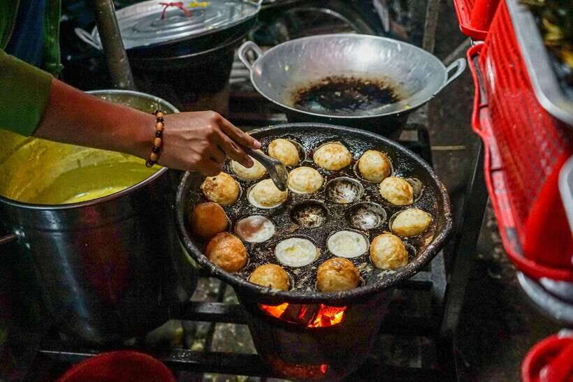 Phnom Penh Evening Food Tour -On Promotion Price limit Offer - Phnom Penh Night Market: ice cream, stalls, and wandering time