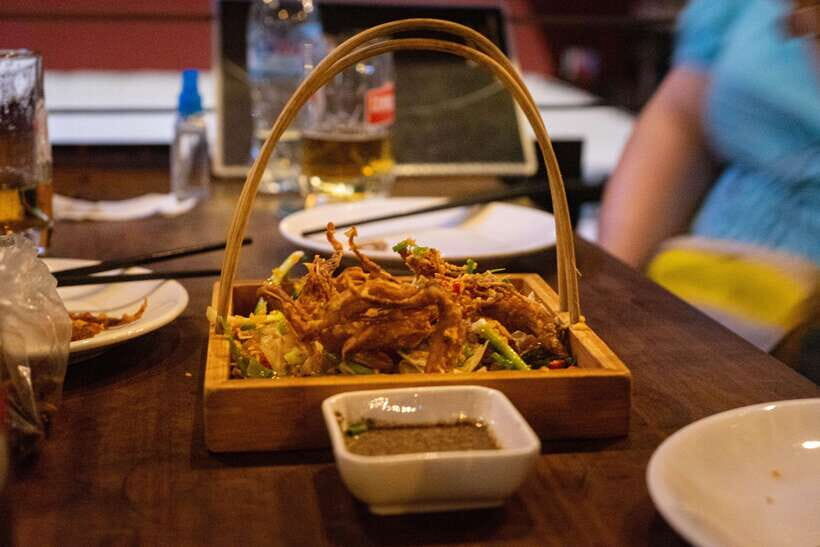 Phnom Penh: Evening Food Tour with Drinks & Tuk Tuk Included - Royal Palace street food: seeing the spotlight and eating near it