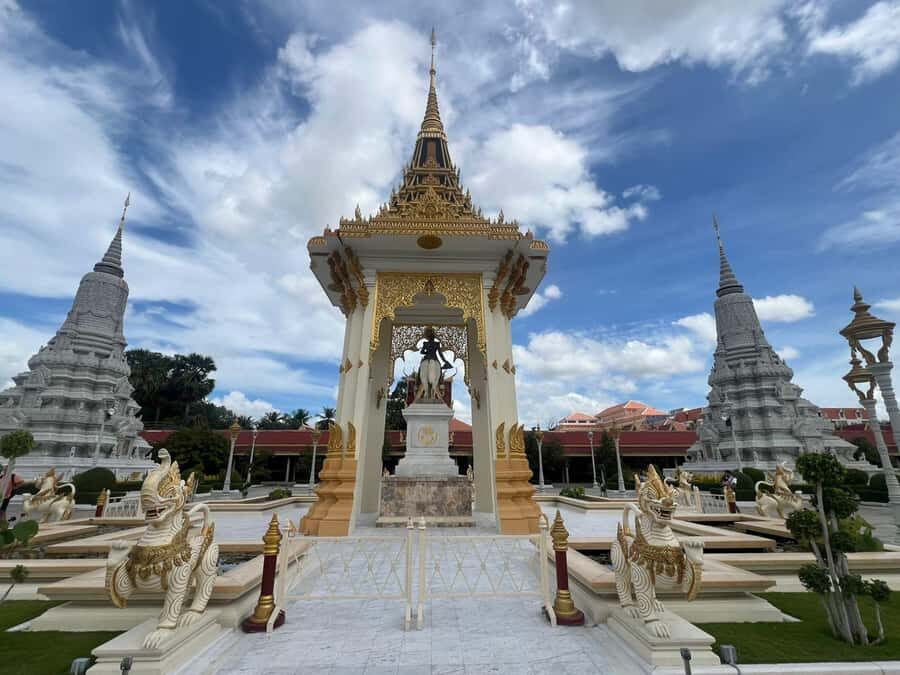 Phnom Penh: Hidden Gems Walking Tour with Local Guide - Quick hits you’ll feel on the ground