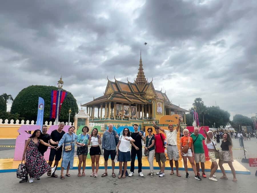 Phnom Penh: Hidden Gems Walking Tour with Local Guide - Central Market street food tasting and snack browsing