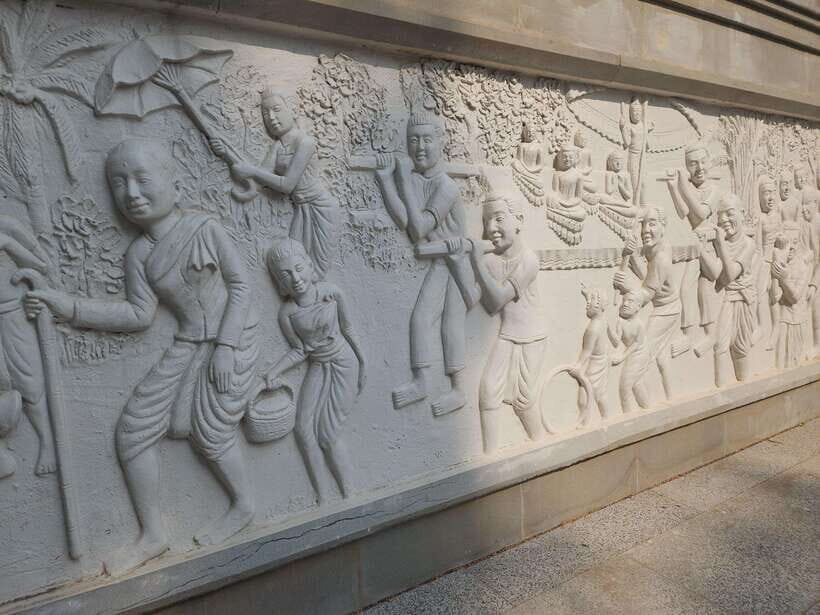 Phnom Penh: Highlights Tour Including S21 and Killing Fields - Small-group touring in van or tuk-tuk: what changes your day