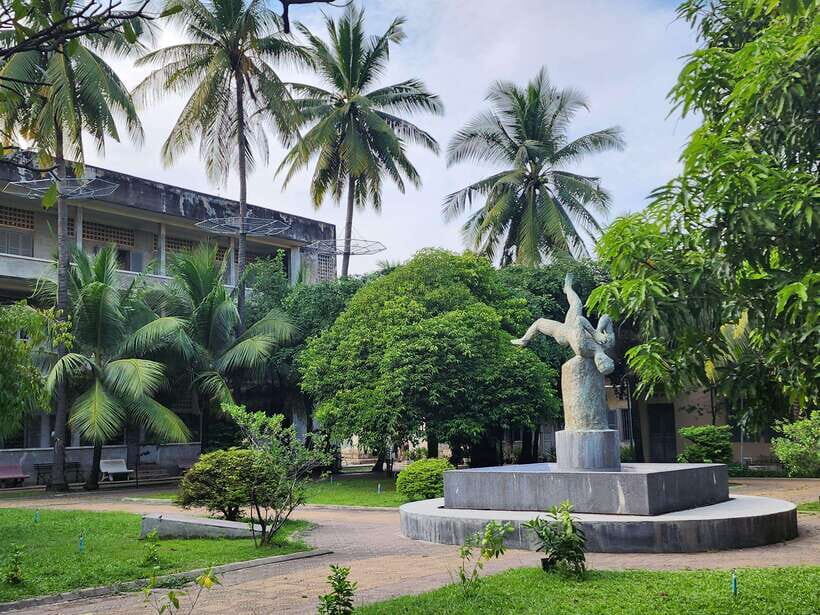 Phnom Penh: Highlights Tour Including S21 and Killing Fields - Tuol Sleng S21 and the Killing Fields: heavy history with audio guides