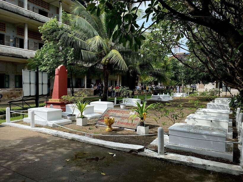 Phnom Penh: Killing Fields and Prison S21 Bus Tour - Prison S21 in Phnom Penh: why the audio (or a guide) matters