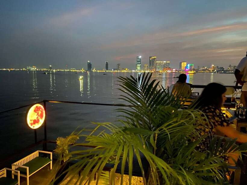 Phnom Penh: Mekong River Sunset Cruise with free flow drink - On the wooden boat: Mekong + Tonle Sap at golden hour