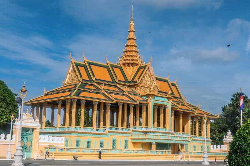 Phnom Penh: Mekong River Sunset Cruise with free flow drink - Phnom Penh by evening: colonial sights, Royal Palace area views, and city lights