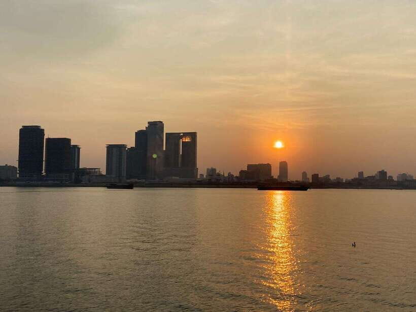 Phnom Penh: Mekong River Sunset Cruise with free flow drink - Getting there: hotel pickup by tuk tuk (and why your hotel details matter)