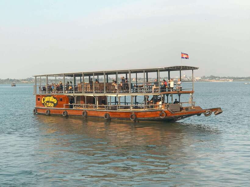 Phnom Penh: Mekong Sunset Dinner Cruise with Live Music - What you’ll eat: all-you-can-eat dinner that’s actually made fresh
