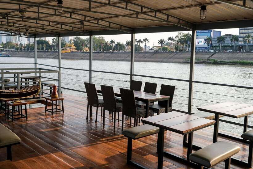 Phnom Penh: Mekong Sunset Dinner Cruise with Live Music - Getting on board: meeting point near Kroeung Garden and pickup timing