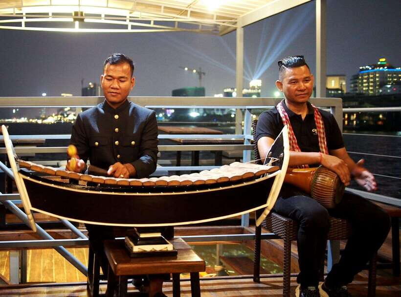 Phnom Penh: Mekong Sunset Dinner Cruise with Live Music - Drinks, restrooms, and how the evening usually feels