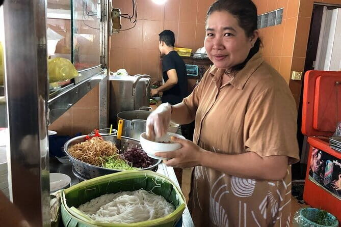 Phnom Penh Night City Highlights & Local Food tour by Tuktuk - Key things you’ll notice on this tuktuk night