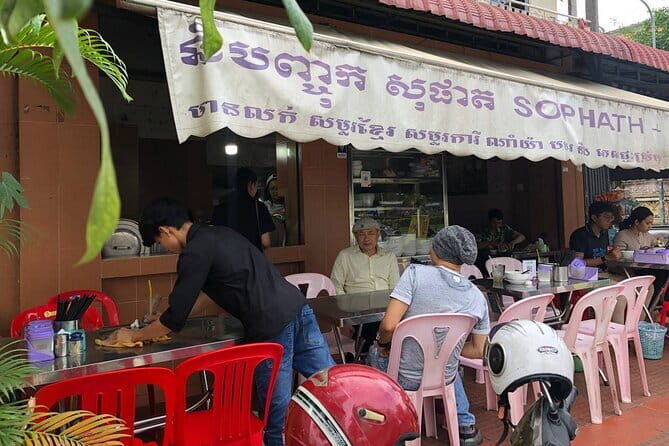 Phnom Penh Night City Highlights & Local Food tour by Tuktuk - Sophath noodle stop: a family kitchen with a long claim
