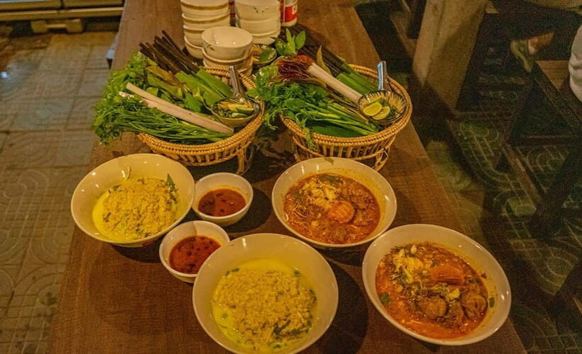 Phnom Penh: Night Foodie Tour by Tuk Tuk with Drinks - Key highlights that make this tour worth your time