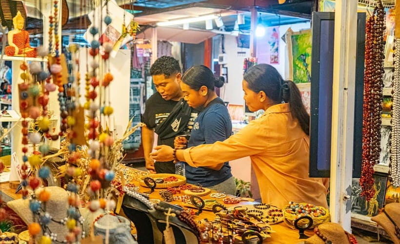 Phnom Penh: Night Foodie Tour by Tuk Tuk with Drinks - Royal Palace back-alley alleyway stop for Lort Cha