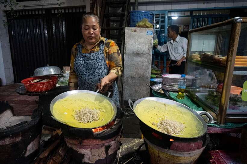Phnom Penh: Night Foodie Tour by Tuk Tuk with Drinks - Guides and drivers: why the experience tends to feel easy