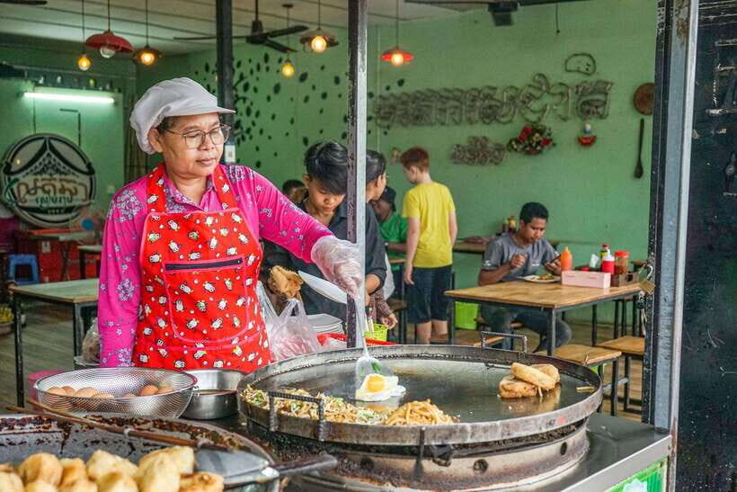 Phnom Penh Night Foodie Vespa Tour / Tuk Tuk Available - Russian Market and the Independence Monument: Photos, Snacks, and a Breather