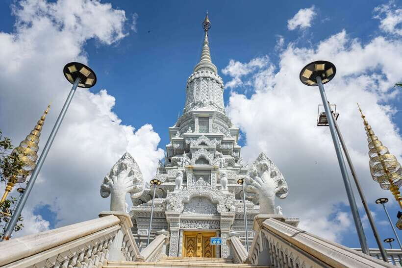 Phnom Penh: Phnom Oudong & Koh Chen Village - Lunch include - Phnom Oudong’s royal tombs: why this former capital still feels important
