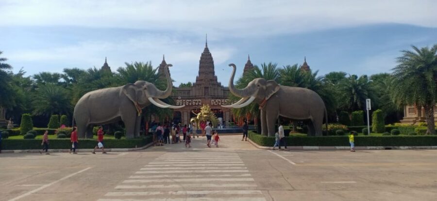 Phnom Penh: Private City Tour by Tuk-Tuk/Full or Half Day - Independence Monument, Sihanouk Statue, and the Park Strip
