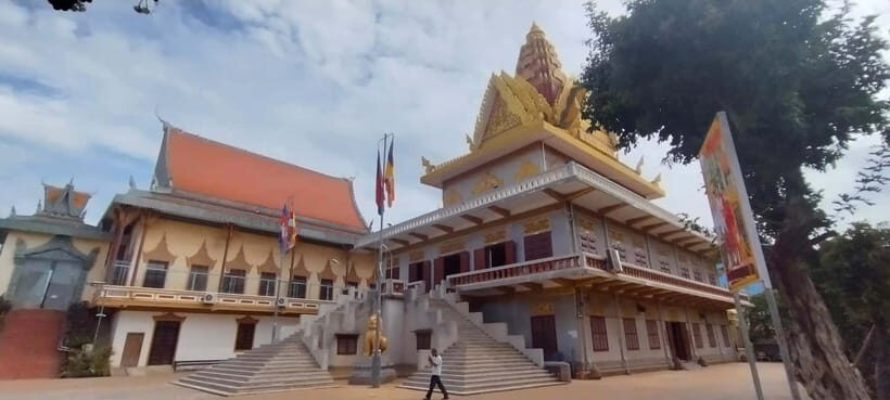 Phnom Penh: Private City Tour by Tuk-Tuk/Full or Half Day - Wat Ounalom Monastery: A Key Temple Stop