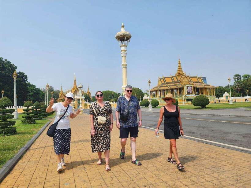 Phnom Penh: Private Tuk-Tuk Tour with English-Speaking - Central Market and street art: a lighter ending that still feels local