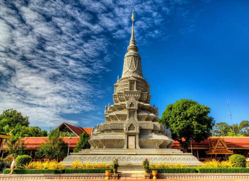 Phnom Penh: Private Walking Tour with a Local - Meeting up in the city center: New Pho Paris and pickup options