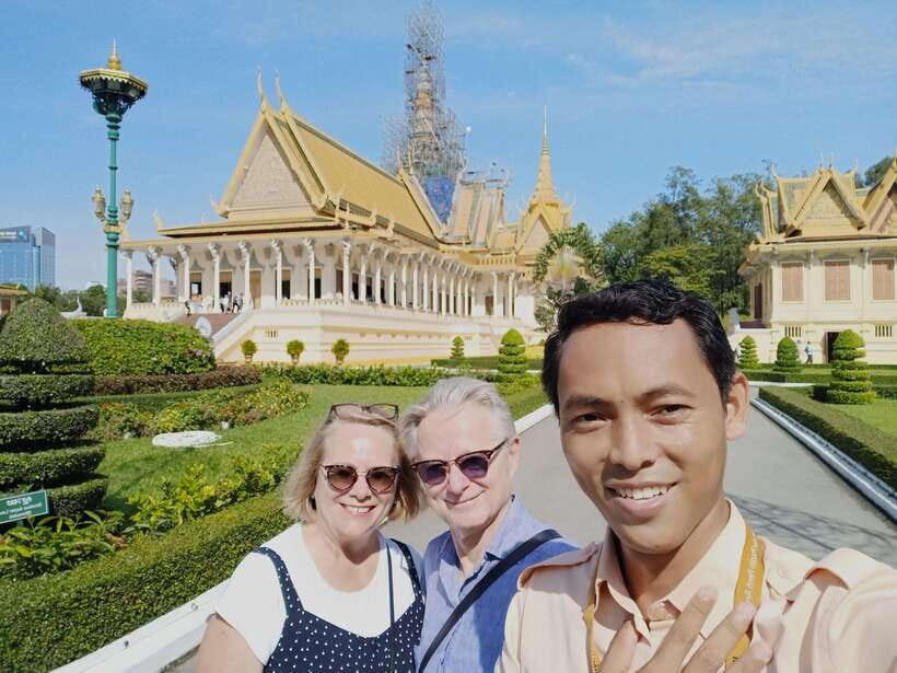 Phnom Penh: Royal Palace, S21, Killing Fields & More Tour - Central Market Finale: Souvenirs With an Easy Exit