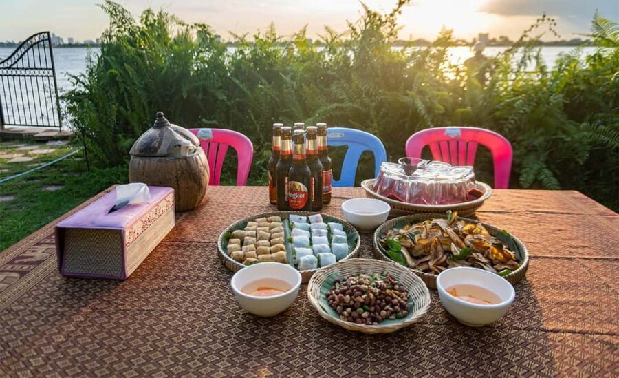 Phnom Penh: Silk Island Sunset by Tuk Tuk with food & drinks - The first stops: Golden temple photo stop and guided context