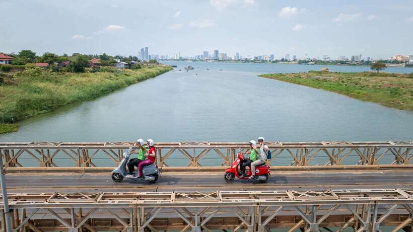 Phnom Penh: Silk Island Tour by Vespa with Tuk Tuk Available - Koh Oknha Tei Market and Secondary School