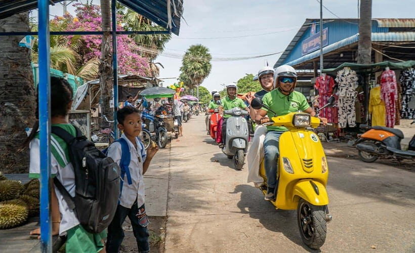 Phnom Penh: Silk Island Tour by Vespa with Tuk Tuk Available - 7-generation silk weaving studio: how tradition becomes everyday skill