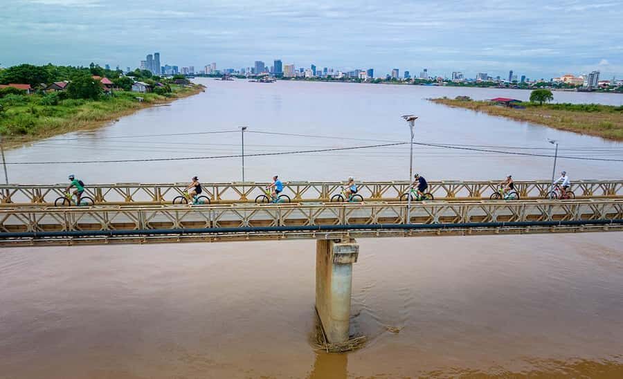 Phnom Penh: Silk Islands Half-Day Bike Tour - Getting Out of Phnom Penh on a Real Bike Day