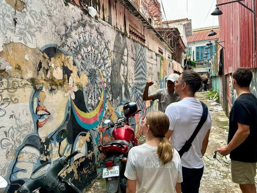 Phnom Penh: Street Art and Noodle Tour by Tuk Tuk - The guided street art time in Sangkat Boeung Kak 1
