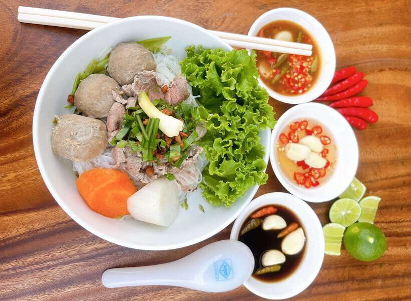 Phnom Penh: Street Art & Food Tour by Tuk-Tuk - Boeng Keng Kang Market: breakfast, coffee, and how locals shop
